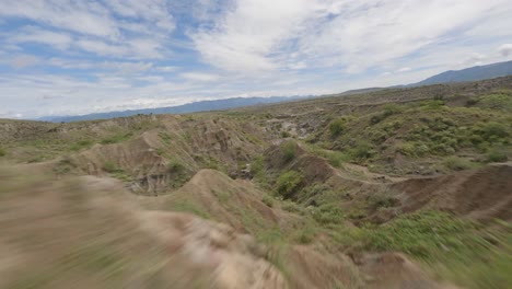 Drone-Fy-Sobre-La-Naturaleza-árida-Del-Desierto-De-La-Tatacoa-En-El-Departamento-De-Huila,-Columbia