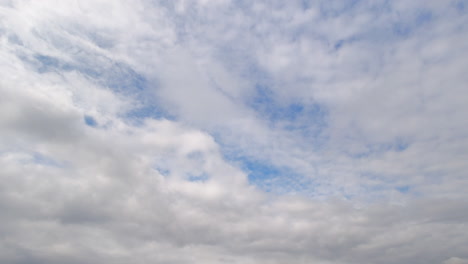 Statischer-Zeitraffer-Der-Vorbeiziehenden-Wolken,-Die-Den-Atemberaubenden-Blauen-Himmel-Enthüllen