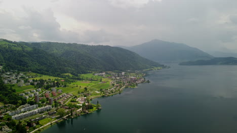 Vuelo-Sobre-El-Lago-Zug-En-Suiza-Con-Montañas-Al-Fondo-1