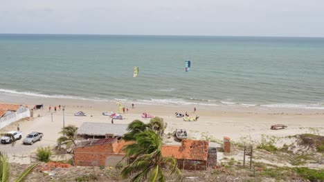 Palmeras-Tropicales-En-Un-Resort-De-Playa-En-La-Isla-De-Guajiru,-Brasil