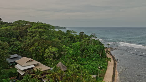 Bocas-Del-Toro-Panama-Aerial-V13-Low-Level-Flyover-Big-Creek-Beach-Entlang-Der-Küstenlinie,-Die-Eine-Wunderschöne-Meereslandschaft-Und-Einen-Inseldschungel-Mit-Dichter-üppiger-Vegetation-Einfängt---Aufgenommen-Mit-Mavic-3-Cine---April-2022