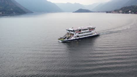 Ferry-Boat-Carrying-Cars-Sailing-Across-The-Lake-Como-To-Bellagio-Comune-in-Italy