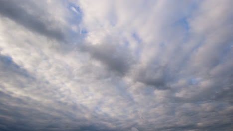 Zeitrafferaufnahme-Von-Vorbeiziehenden-Wolken,-Die-Sich-In-Nacht-Verwandeln