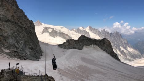 Cableway-from-montebianco-to-chamonix-on-the-glacier