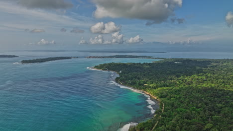 Bocas-Del-Toro-Panamá-Aérea-V6-Dolly-En-Flyover-Paunch-Beach-Hacia-Big-Creek-Capturando-Un-Hermoso-Paisaje-Marino-Azul-Turquesa-Y-Un-Bosque-Tropical---Rodada-Con-Mavic-3-Cine---Abril-De-2022