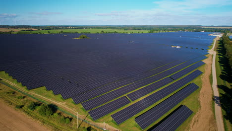 Luftaufnahme-Eines-Großen-Solarpaneelbauernhofs-Und-Eines-Ländlichen-Wegs-In-Der-Polnischen-Landschaft---Panoramische-Weitwinkelaufnahme