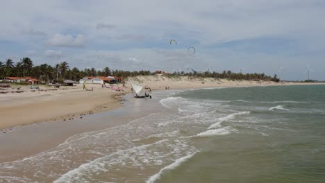 Niedriger-Drohnenflug-Entlang-Der-Brasilianischen-Küste