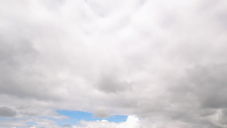 Zeitraffer-Von-Weißen-Wolken,-Die-Vorbeiziehen-Und-Dann-Sehr-Grau-Werden