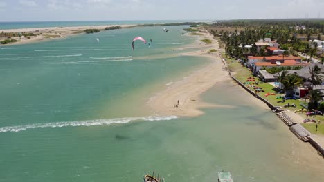 Drohnenansicht-Von-Kitesurfern-Im-Wasser-Bei-Ebbe-In-Brasilien
