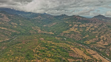 Caldera-Panama-Aerial-V6-Atemberaubender-Panoramablick-über-Die-Wunderschöne-Naturlandschaft-Von-Bergketten-Und-Hängen-Mit-Verschiedenen-Vegetationen---Aufgenommen-Mit-Mavic-3-Cine---April-2022
