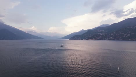 Bootsfahrt-Auf-Dem-Comer-See-Mit-Weitem-Blick-Auf-Die-Bergkette-In-Italien