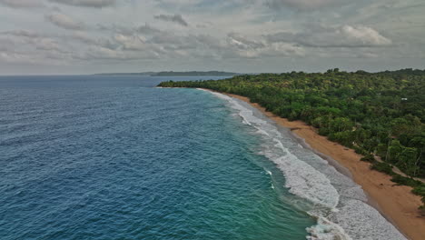 Bocas-Del-Toro-Panama-Aerial-V2-Filmische-Drohne-überführung-Abgelegener-Sandiger-Klippenstrand,-Der-Eine-Wunderschöne-Meereslandschaft-Mit-Wellen-Am-Ufer-Einfängt---Aufgenommen-Mit-Mavic-3-Cine---April-2022