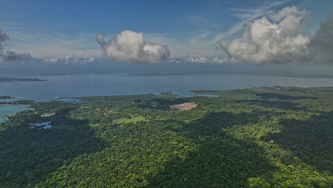 Bocas-Del-Toro-Panama-Aerial-V9-Cinematic-Reverse-Flyover-Natural-Reserve,-Das-Dichte-üppige-Grüne-Vegetation-Und-Wunderschöne-Karibische-Meereslandschaften-Einfängt-–-Aufgenommen-Mit-Mavic-3-Cine-–-April-2022
