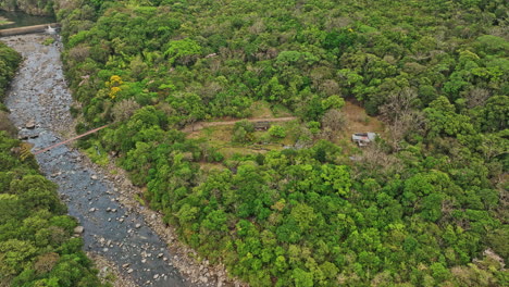Caldera-Panama-Aerial-V8-Birds-Eye-View-Flyover-Abgelegener-Und-Versteckter-Hot-Springs-Spot-Im-Freien-Entlang-Des-Chiriqui-River,-Umgeben-Von-Dschungeldach-Bei-Paja-De-Sombrero---Aufgenommen-Mit-Mavic-3-Cine---April-2022