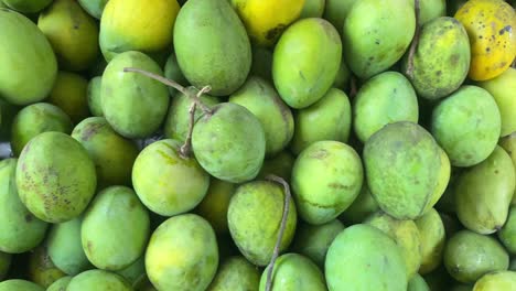 Pile-Of-Green-Mangoes-In-The-Market
