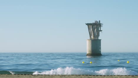 Torre-Del-Antiguo-Muelle-De-Carga-De-Minerales-En-Playa-Del-Cable,-Marbella,-España