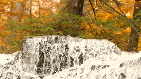 Natürlicher-Wasserbrunnen-In-Den-Terrassenfällen,-Canadá-Hills,-Friedlicher-Goldener-Hintergrund
