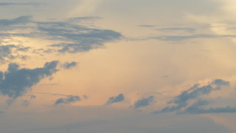 Hermosas-Nubes-Rodando-Contra-El-Cielo-Dorado-Brillante,-Vista-De-Lapso-De-Tiempo