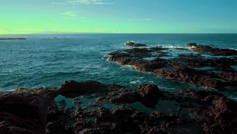 Vista-Desde-La-Costa-Irregular-De-La-Bahía-De-Los-Tiburones-Sobre-El-Océano-Al-Atardecer