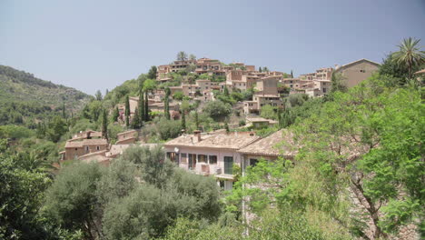 Hermoso-Pueblo-De-Montaña-Deià-En-Mallorca-En-Un-Día-Soleado