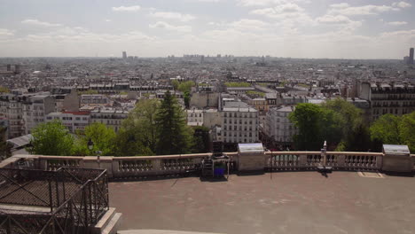 Vista-Panorámica-De-París-Desde-La-Colina-De-Montmartre-Con-Pájaros-Volando-En-Un-Tiro-Ancho-De-4k