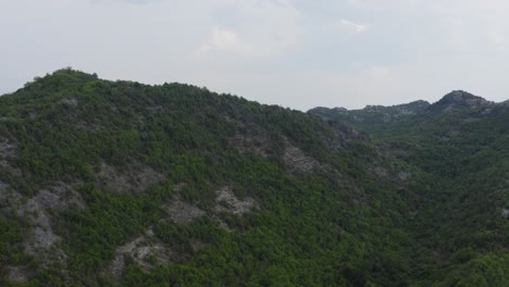 Drohnenblick-Auf-Unglaubliche-Grüne-Berge-In-Der-Ländlichen-Natur-Podgoricia-Montenegro