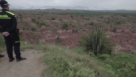 Pullback-über-Tatacoa-Wüste-In-Kolumbien-Mit-Menschen,-Die-Auf-Dem-Hügel-Stehen