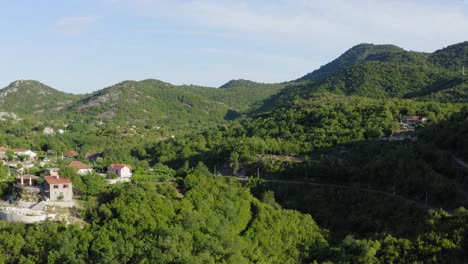 Pequeño-Pueblo-Vinícola-Rural-Entre-Verdes-Colinas-En-El-Lago-Skadar-Montenegro