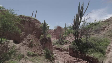 Pullback-Auf-Trockenem-Wüstengelände-Und-Säulen-Des-Desierto-De-La-Tatacoa-In-Kolumbien