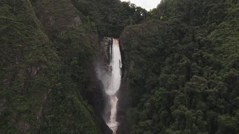 Luftaufnahme-Des-Wasserfalls-Salto-De-Bordones-In-Huila,-Kolumbien---Drohnenaufnahme