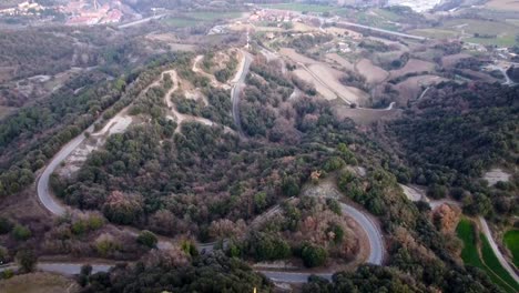 Hermoso-Camino-Sinuoso-Y-Serpenteante-En-Las-Montañas-De-Cataluña,-España