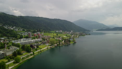 Vuelo-Sobre-El-Lago-Zug-En-Suiza-Con-Montañas-Al-Fondo-2