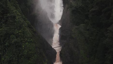 Volando-Hacia-El-Agua-Que-Fluye-Desde-La-Cascada-Salto-De-Bordones-En-El-Parque-Nacional-Natural-Purace-En-Huila,-Colombia