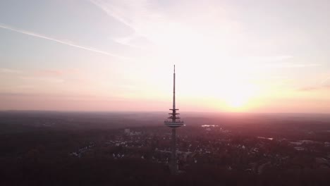 Panoramablick-Auf-Die-Kieler-Innenstadt-Bei-Sonnenuntergang.-Kommunikationsturm