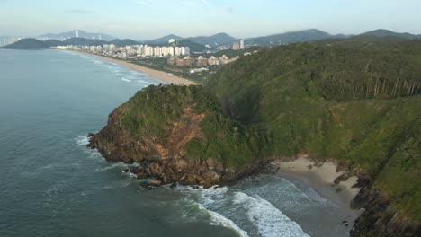 Luftaufnahme-Der-Morcego-Höhle-Und-Des-Morcego-Strandes-In-Der-Nähe-Von-Balneario-Camboriu-In-Santa-Catarina,-Brasilien