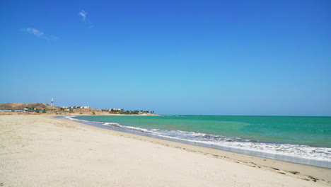 Hermosa-Playa-De-Zorritos-En-Tumbes,-Perú,-En-Un-Día-Soleado,-Con-Las-Mareas-Del-Mar-Azul-Y-Esmeralda-Golpeando-La-Orilla