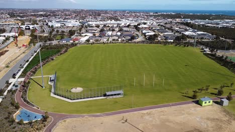 Luftaufnahme-über-Den-Fußballplatz-Mit-Baseballfeld,-Butler-Perth-Australien