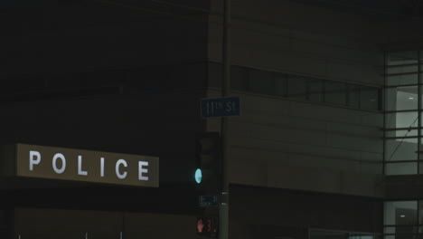 Estación-De-Policía-Y-Autos-En-La-Ciudad-Por-La-Noche