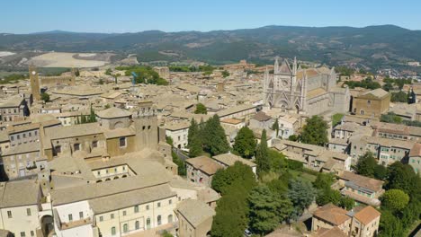 Drone-Descends-with-Orvieto-Cathedral-in-Background-on-Summer-Day