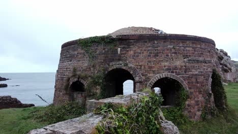 Caminando-Hacia-Las-Ruinas-Abandonadas-Del-Horno-De-Ladrillo-De-Porth-Wen,-Sitio-Industrial-De-Anglesey