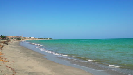 Die-Gezeiten-Des-Blauen-Und-Grünen-Smaragdgrünen-Meeres-Kommen-An-Die-Ufer-Des-Gelben-Sandes-Des-Zorritos-strandes-In-Tumbes,-Peru
