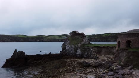 Schwenken-über-Die-Küstenlandschaft-Von-Anglesey-Porth-Wen-Ungenutzte-Gemauerte-Kuppelofenruinen
