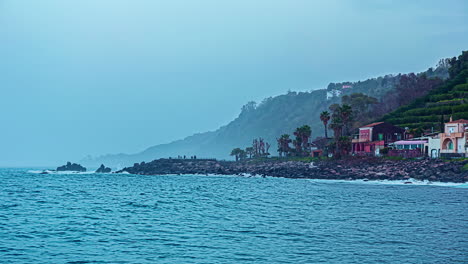 Catania,-Italien,-Abendliche-Blaue-Stunde-Zeitraffer-Von-Wellen,-Die-An-Der-Sizilianischen-Küste-Brechen