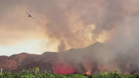 Aviones-Pesados-Extinguiendo-Incendios-Forestales-De-California,-Vista-Desde-El-Suelo