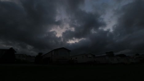 Nubes-De-Tormenta-Oscuras-Enojadas-Lapso-De-Tiempo-Sobre-Casas-De-Vacaciones-De-Caravanas-Estáticas-Reino-Unido