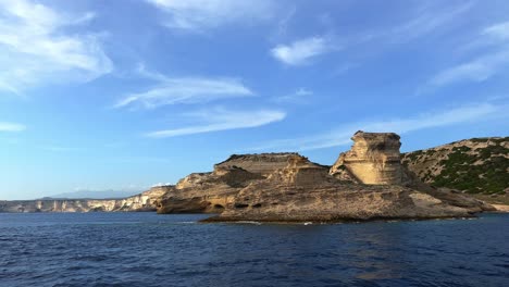 Küste-Und-Klippen-Der-Insel-Korsika-Am-Leuchtturm-Capo-Pertusato-In-Frankreich,-Zeitlupe