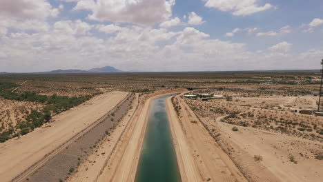 Ein-Aquädukt-Des-Central-Arizona-Project-Bringt-Wasser-Aus-Dem-Colorado-River-Durch-Die-Wüste-Nach-Tucson