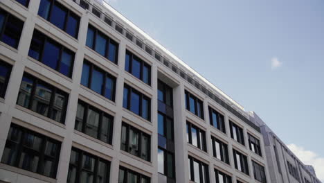 Glasfront-Des-Bürogebäudes-Gegen-Den-Blauen-Himmel
