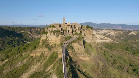 Filmischer-Drohnenflug-über-Civita-Di-Bagnoregio,-Berühmte-Mittelalterliche-Stadt-In-Italien