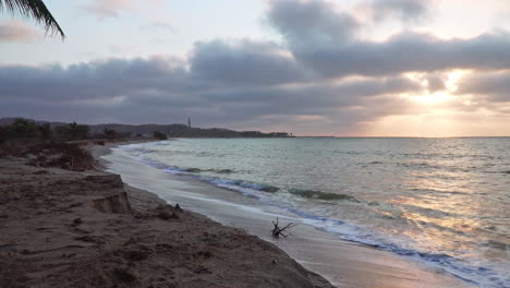 Das-Meer-Spülte-Das-Ufer-Des-Zorritos-strandes-In-Tumbes,-Peru,-An-Und-Die-Sonnenstrahlen-Gaben-Dem-Wasser-Einen-Goldenen-Farbton